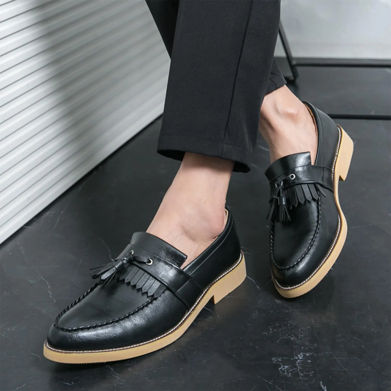 Men's Classic Tassel Loafers Black Leather Slip-On Dress Shoes with Kiltie Fringe Driving Flats Tan Sole Anti-Slip Moc Toe Design