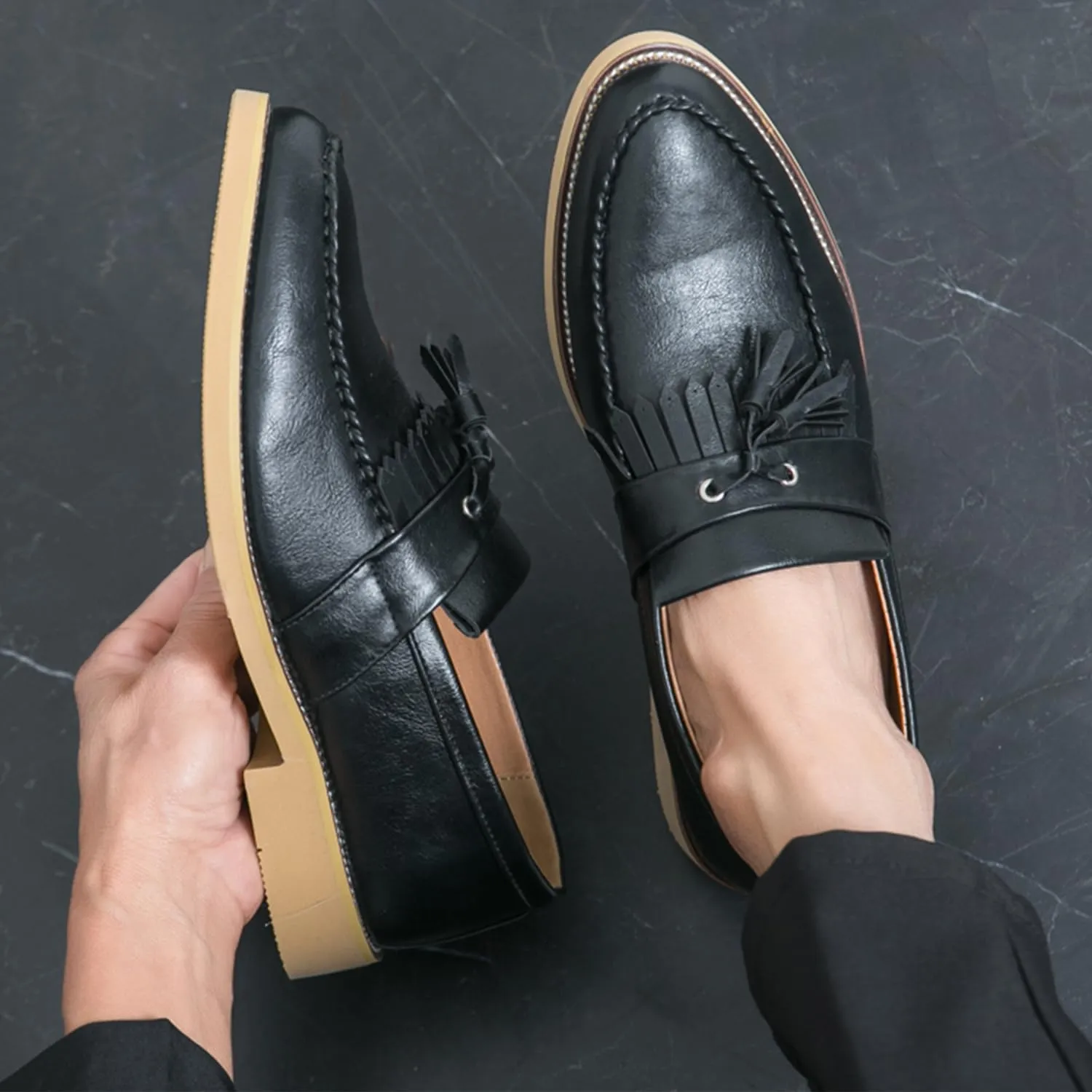 Men's Classic Tassel Loafers Black Leather Slip-On Dress Shoes with Kiltie Fringe Driving Flats Tan Sole Anti-Slip Moc Toe Design