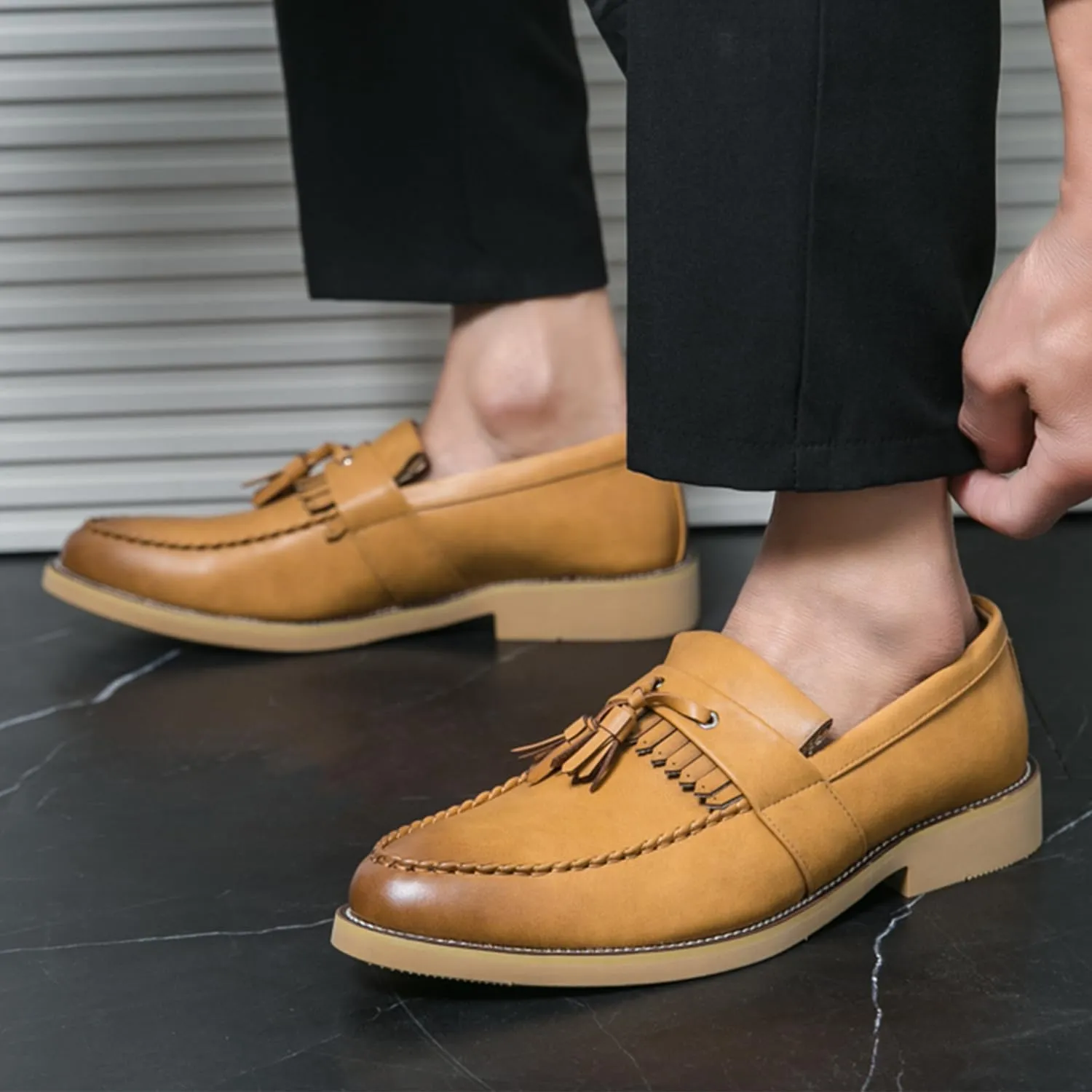 Men's Classic Tassel Loafers Black Leather Slip-On Dress Shoes with Kiltie Fringe Driving Flats Tan Sole Anti-Slip Moc Toe Design
