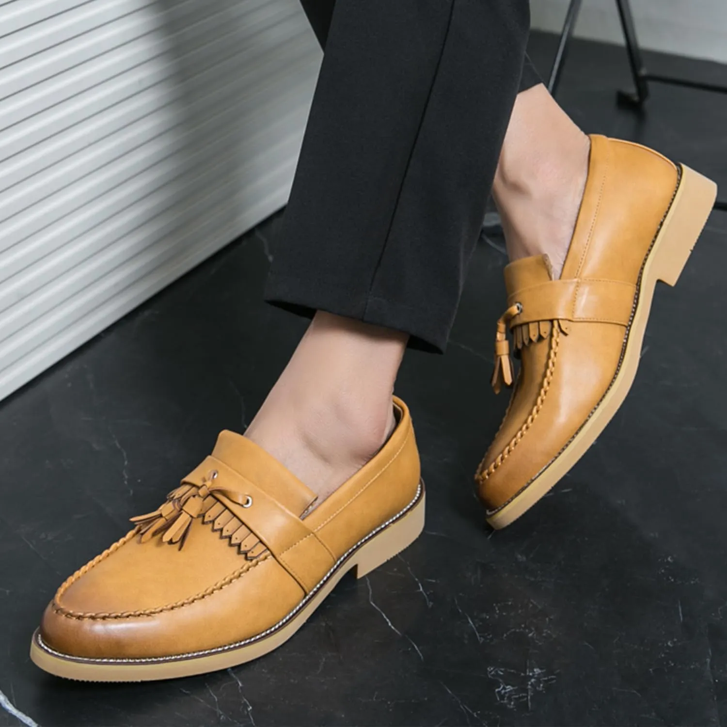 Men's Classic Tassel Loafers Black Leather Slip-On Dress Shoes with Kiltie Fringe Driving Flats Tan Sole Anti-Slip Moc Toe Design