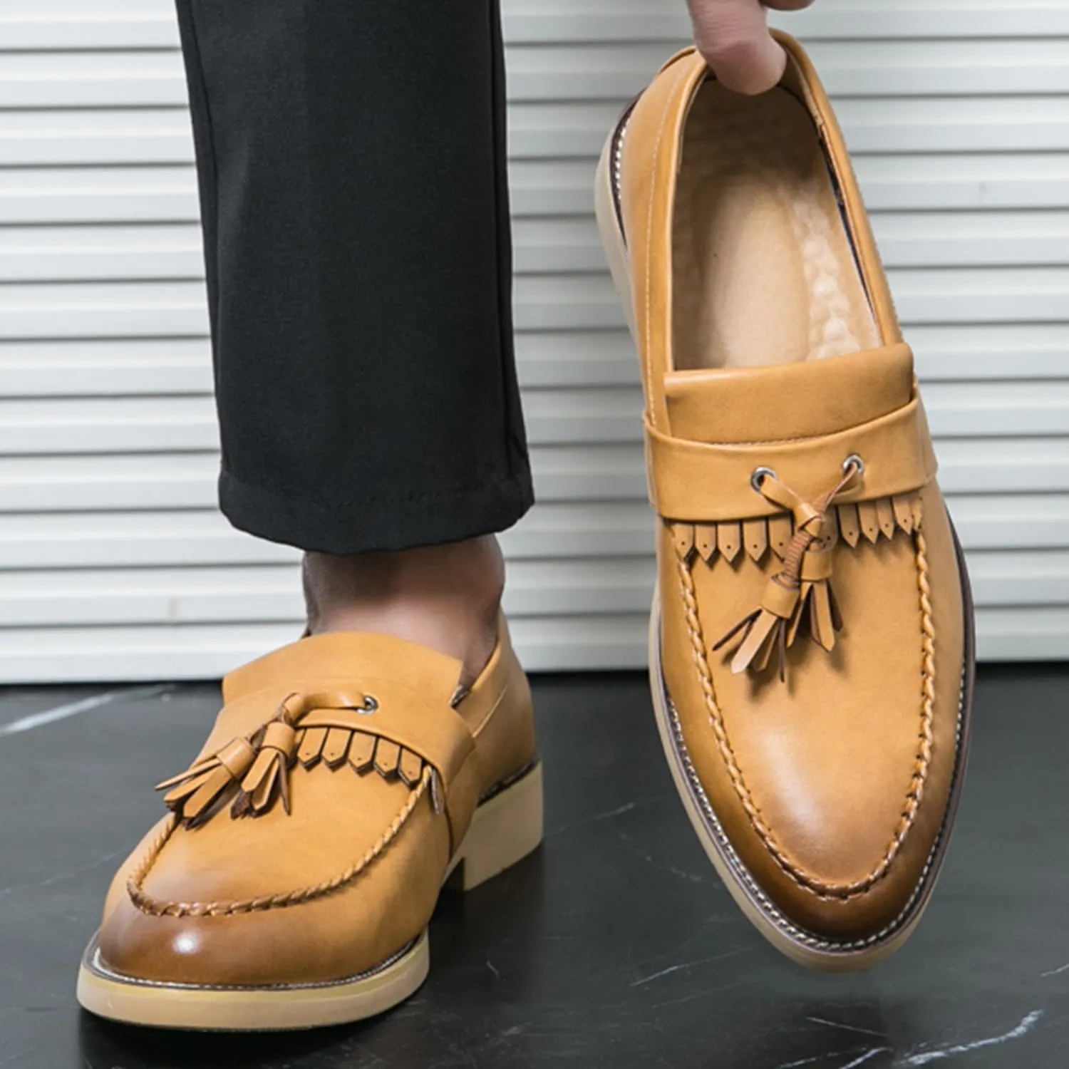 Men's Classic Tassel Loafers Black Leather Slip-On Dress Shoes with Kiltie Fringe Driving Flats Tan Sole Anti-Slip Moc Toe Design