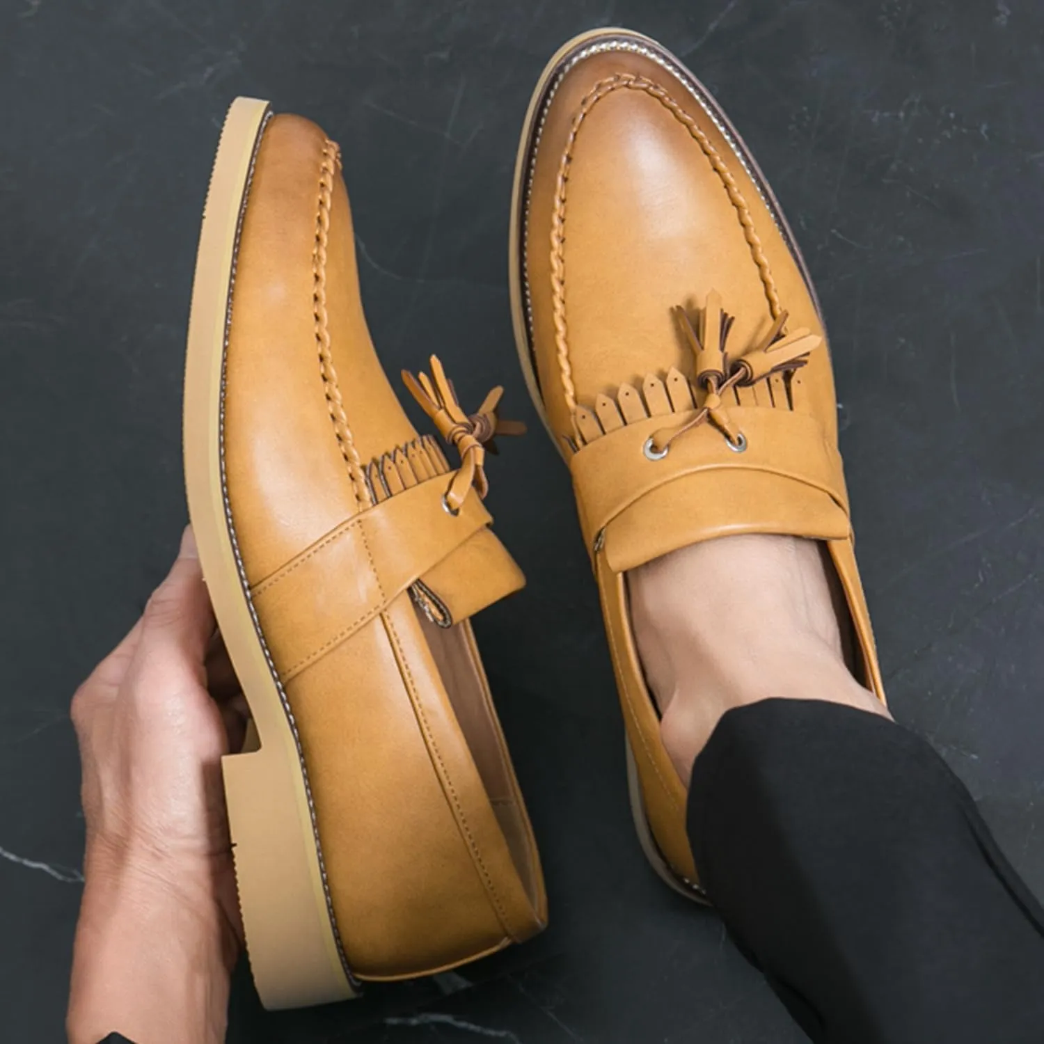 Men's Classic Tassel Loafers Black Leather Slip-On Dress Shoes with Kiltie Fringe Driving Flats Tan Sole Anti-Slip Moc Toe Design