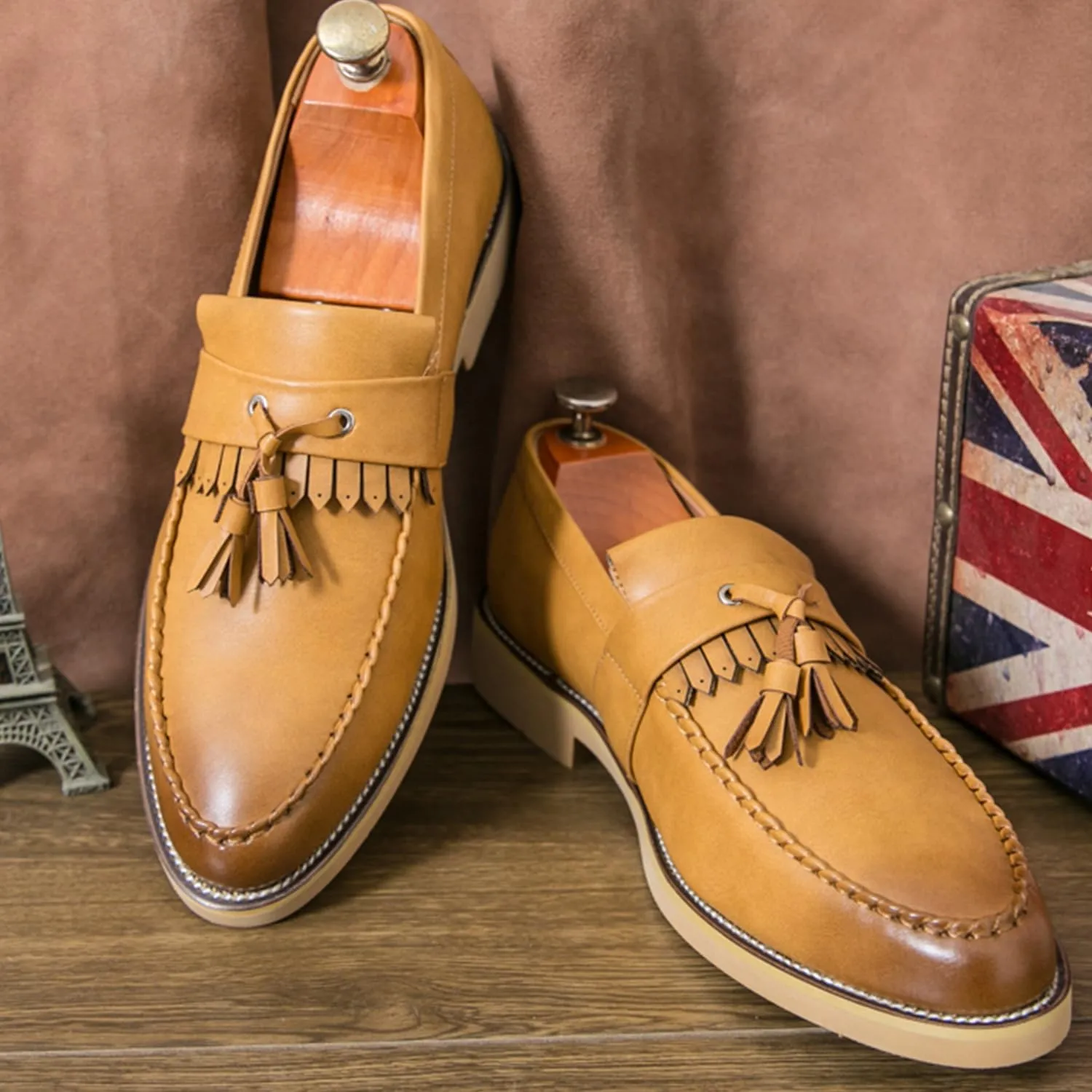 Men's Classic Tassel Loafers Black Leather Slip-On Dress Shoes with Kiltie Fringe Driving Flats Tan Sole Anti-Slip Moc Toe Design