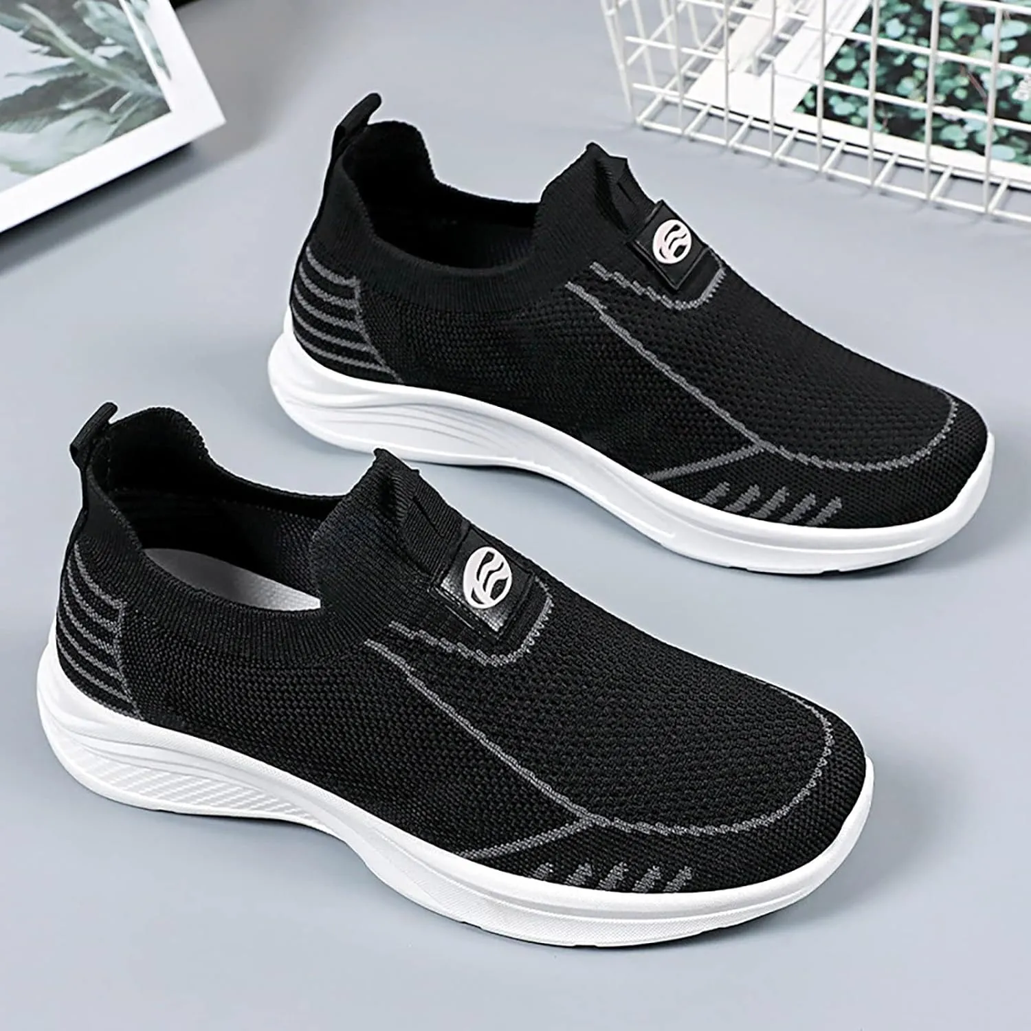 Men's New Flying Weave Walking Shoes Breathable and Comfortable Men's Casual Jogging Summer Sneaker