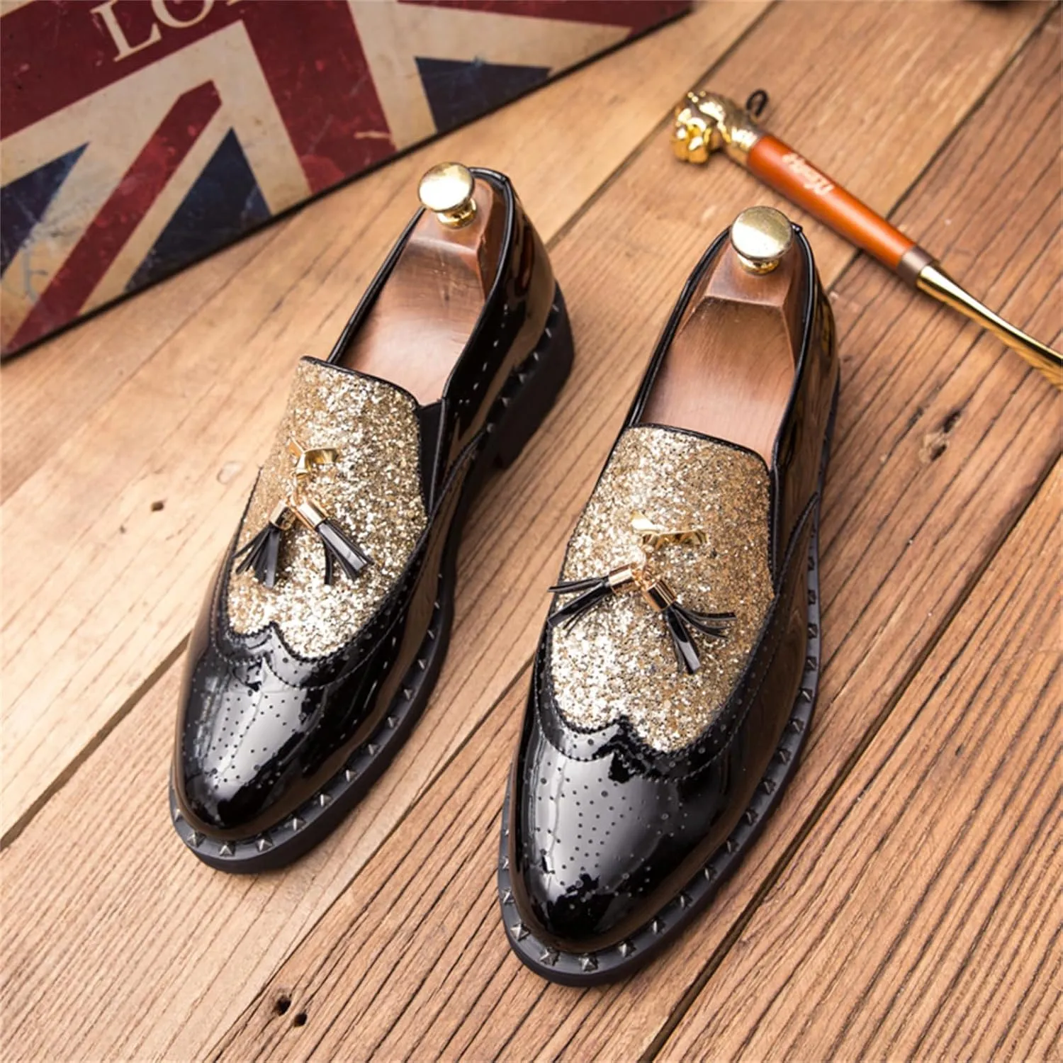 Men's Patent Leather Slip On Sequin Two Tone Rivet Wing Tip Brogue Oxford Shoes Shine Luxury Tassels Low Top Loafers for Party Nightclub Perform Socialize