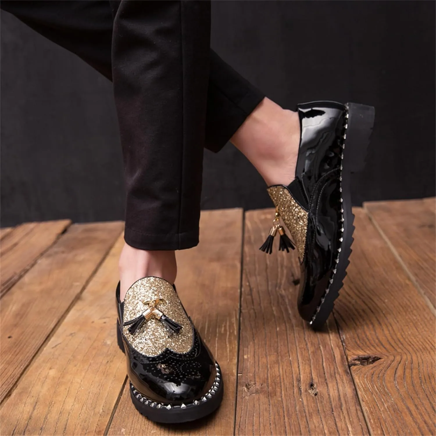Men's Patent Leather Slip On Sequin Two Tone Rivet Wing Tip Brogue Oxford Shoes Shine Luxury Tassels Low Top Loafers for Party Nightclub Perform Socialize