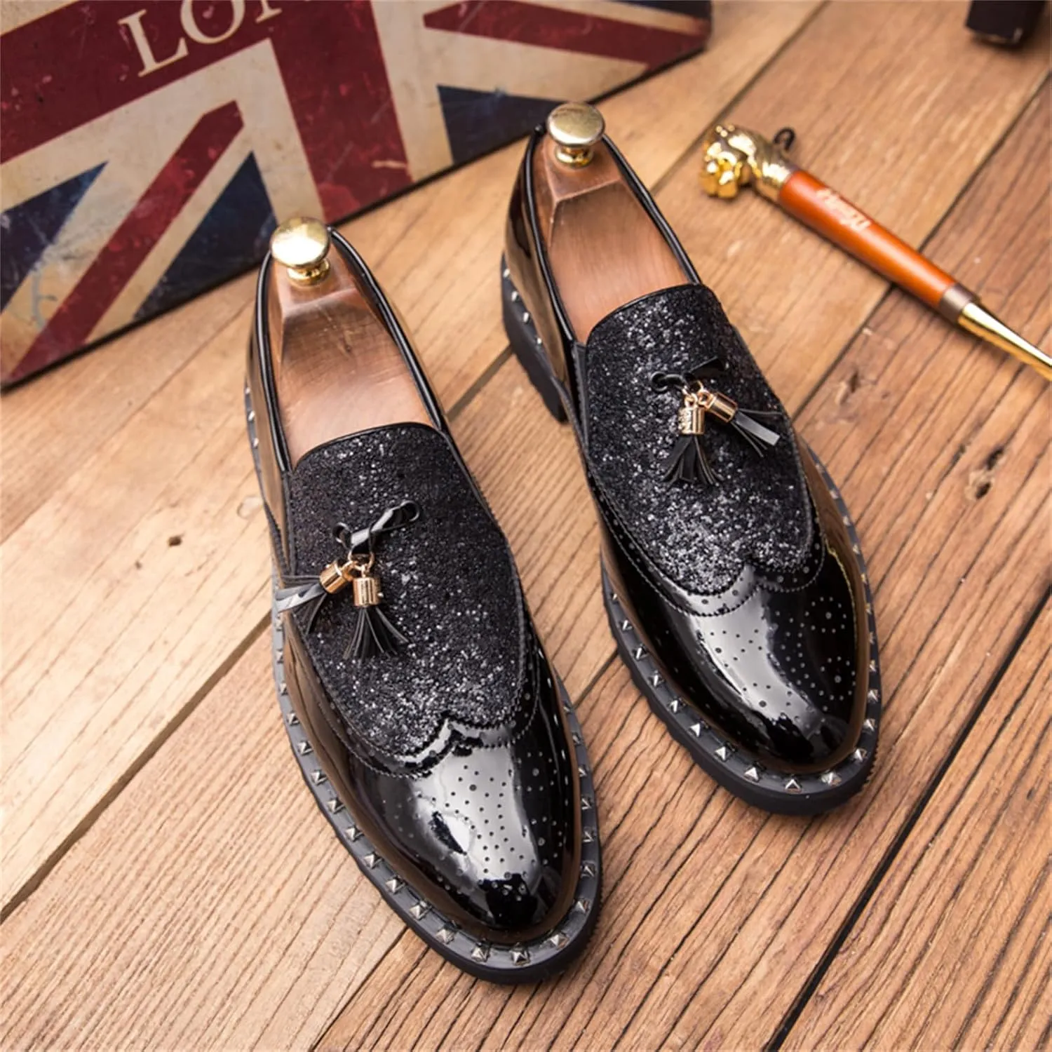 Men's Patent Leather Slip On Sequin Two Tone Rivet Wing Tip Brogue Oxford Shoes Shine Luxury Tassels Low Top Loafers for Party Nightclub Perform Socialize