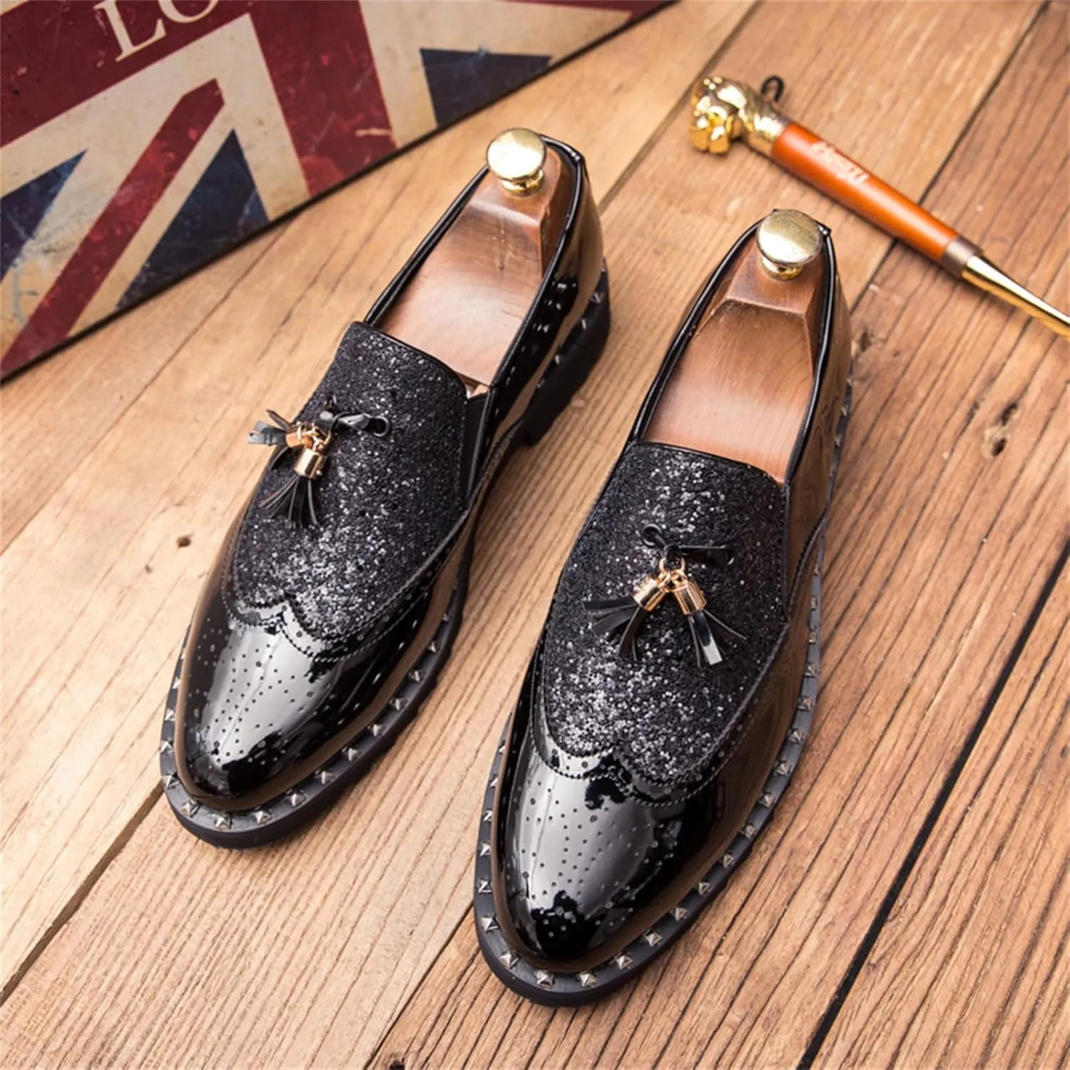 Men's Patent Leather Slip On Sequin Two Tone Rivet Wing Tip Brogue Oxford Shoes Shine Luxury Tassels Low Top Loafers for Party Nightclub Perform Socialize