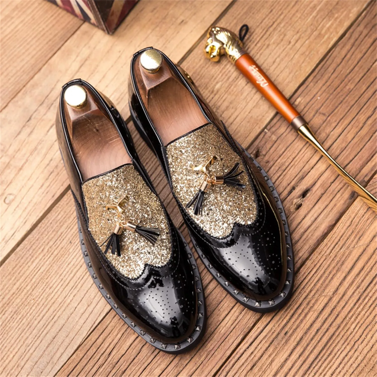 Men's Patent Leather Slip On Sequin Two Tone Rivet Wing Tip Brogue Oxford Shoes Shine Luxury Tassels Low Top Loafers for Party Nightclub Perform Socialize