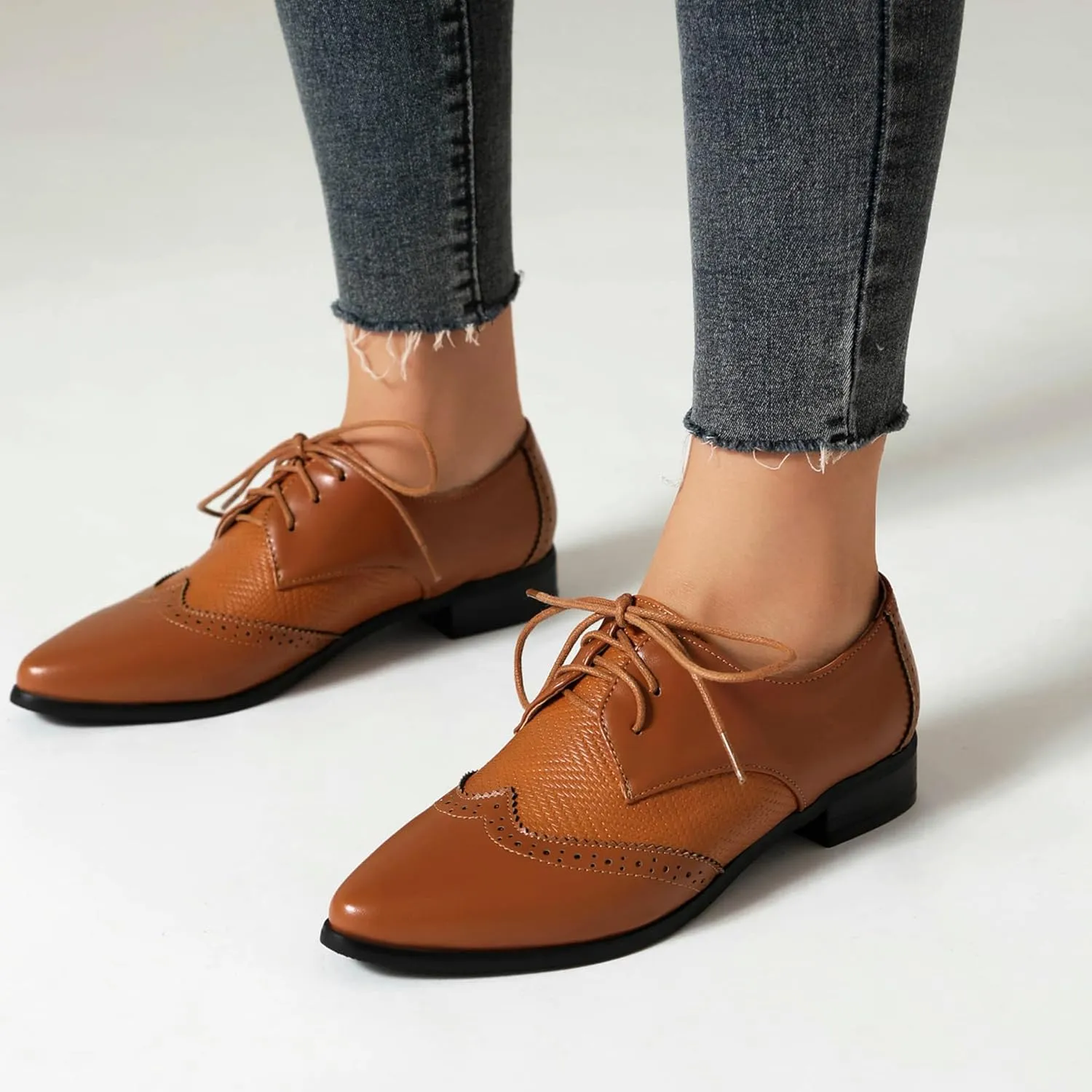 Women's Leather Comfortable Lace Up Low Heel Brogue Oxford Shoes Classic Retro Breathable Pointed Toe Low Top Business Dress Oxford Shoes for Wedding Work Date Party