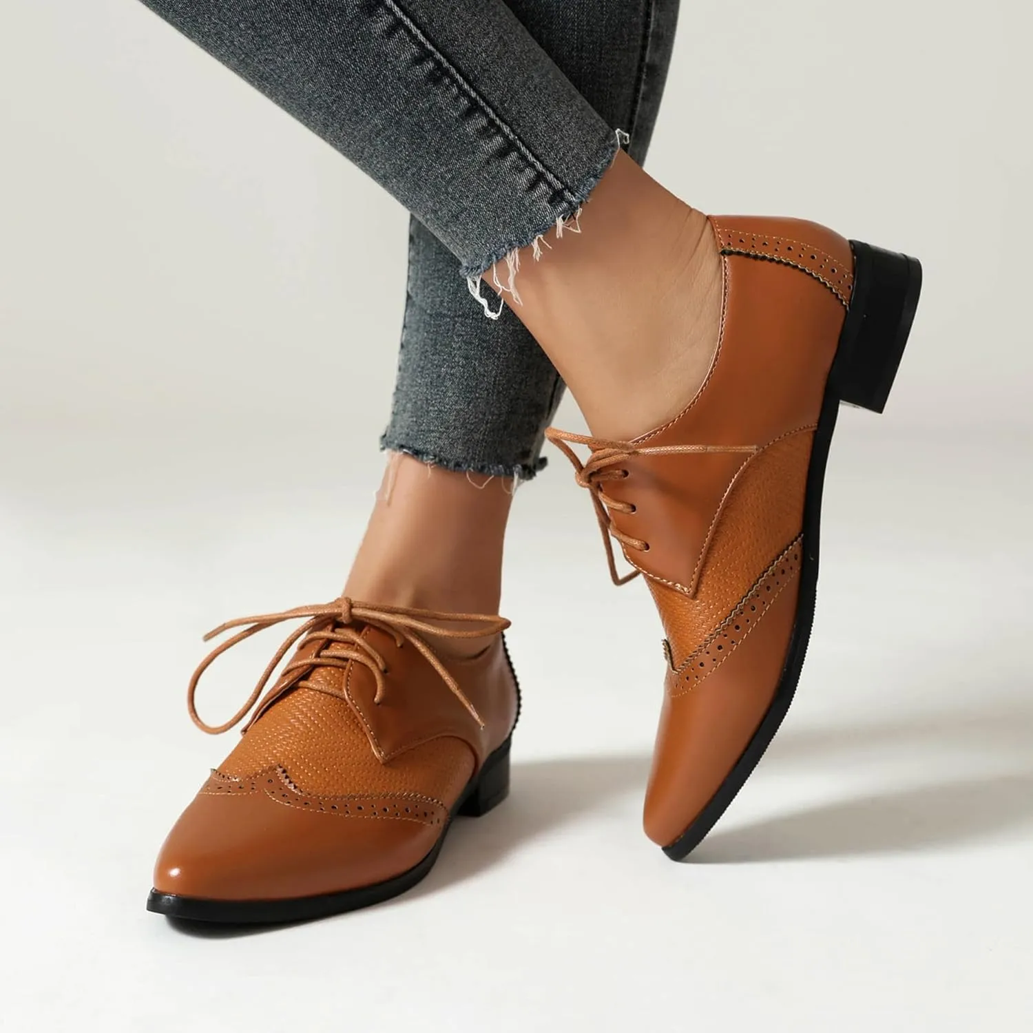 Women's Leather Comfortable Lace Up Low Heel Brogue Oxford Shoes Classic Retro Breathable Pointed Toe Low Top Business Dress Oxford Shoes for Wedding Work Date Party