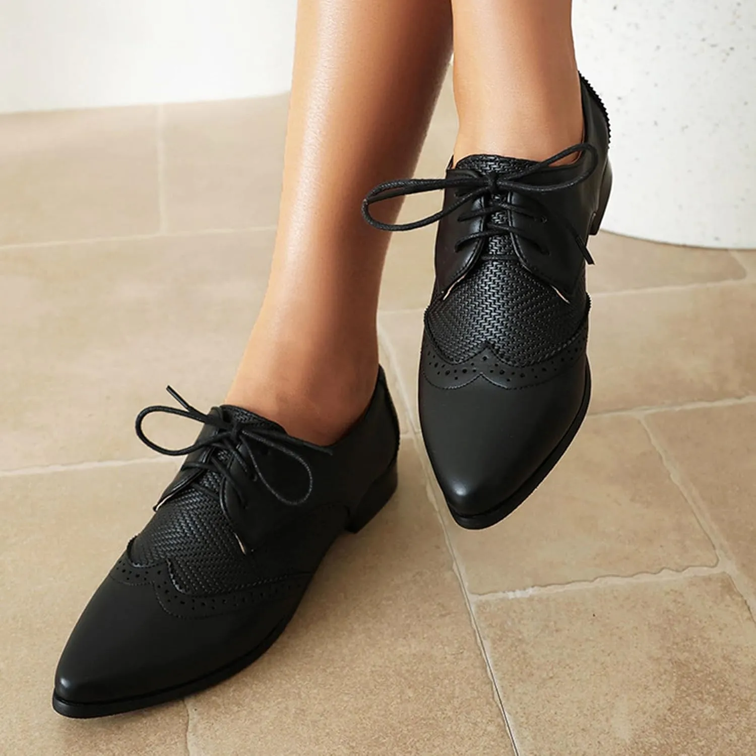 Women's Leather Comfortable Lace Up Low Heel Brogue Oxford Shoes Classic Retro Breathable Pointed Toe Low Top Business Dress Oxford Shoes for Wedding Work Date Party