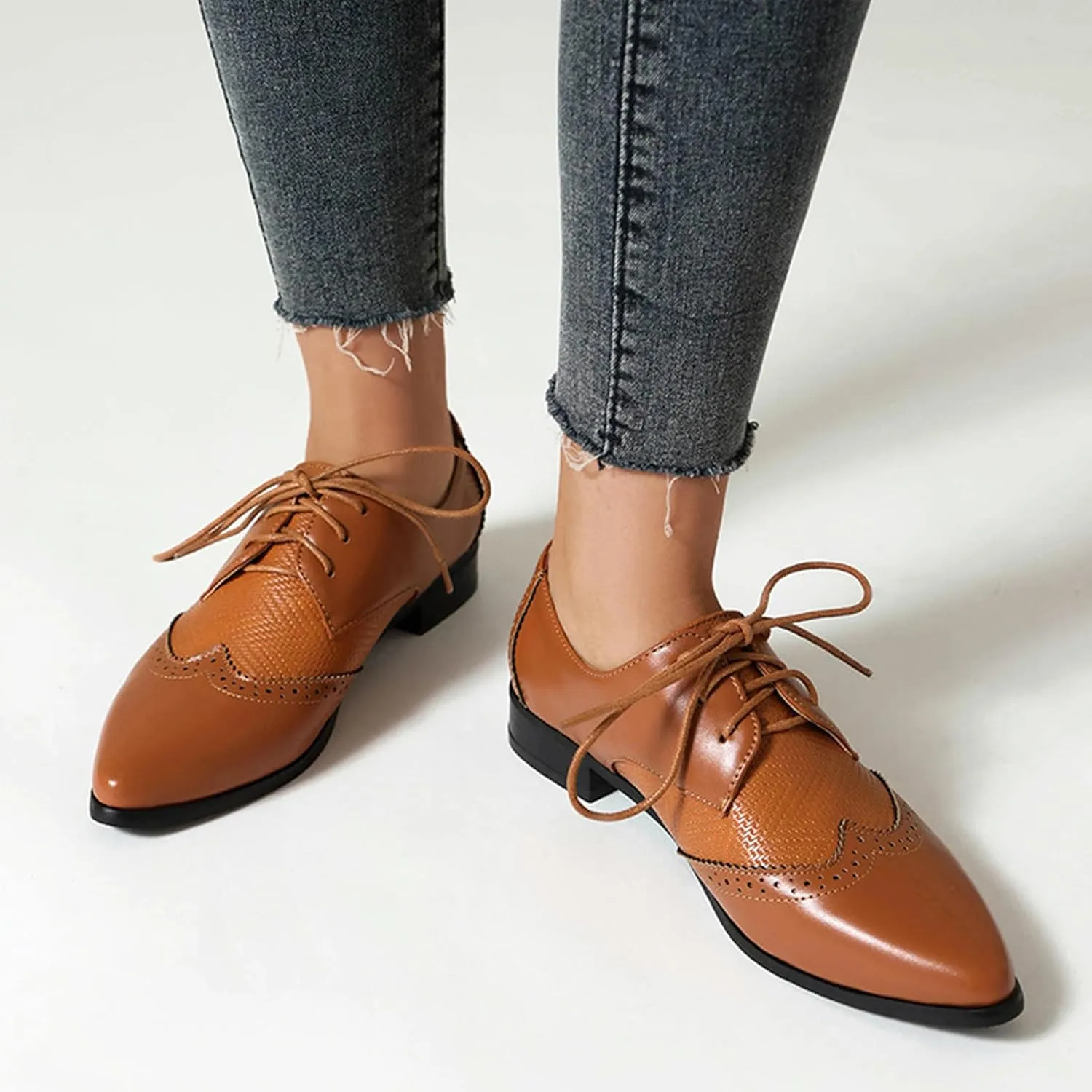 Women's Leather Comfortable Lace Up Low Heel Brogue Oxford Shoes Classic Retro Breathable Pointed Toe Low Top Business Dress Oxford Shoes for Wedding Work Date Party