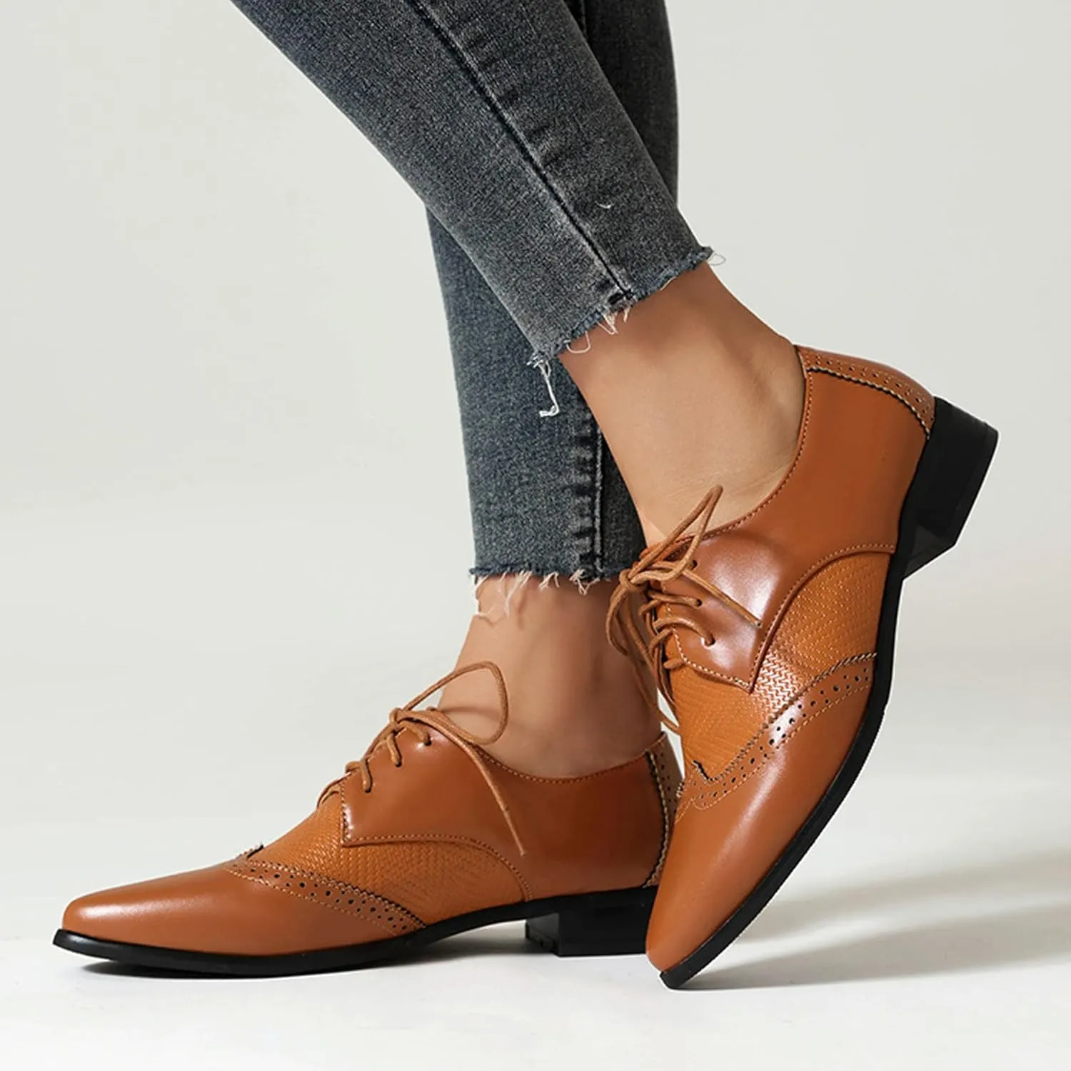 Women's Leather Comfortable Lace Up Low Heel Brogue Oxford Shoes Classic Retro Breathable Pointed Toe Low Top Business Dress Oxford Shoes for Wedding Work Date Party