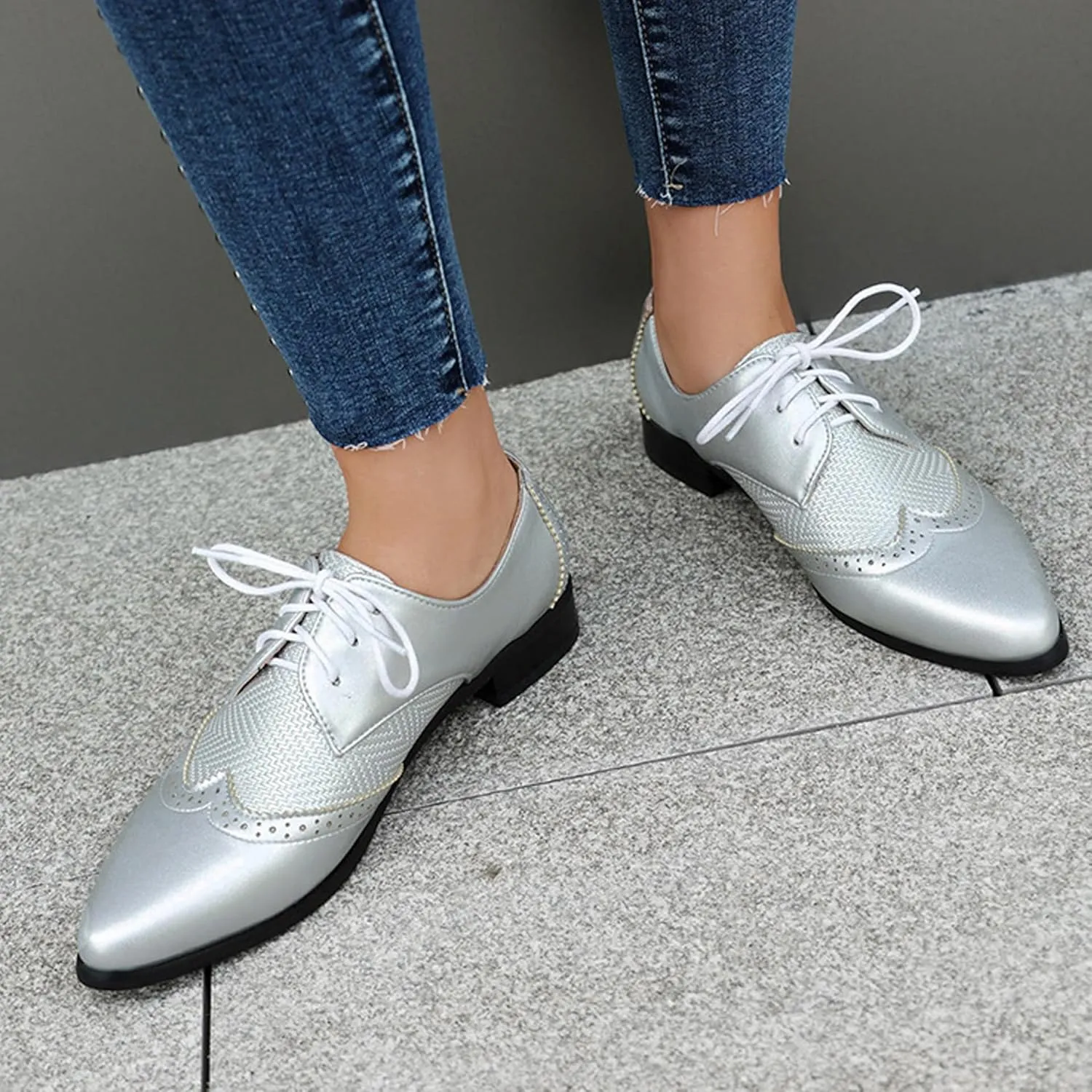 Women's Leather Comfortable Lace Up Low Heel Brogue Oxford Shoes Classic Retro Breathable Pointed Toe Low Top Business Dress Oxford Shoes for Wedding Work Date Party