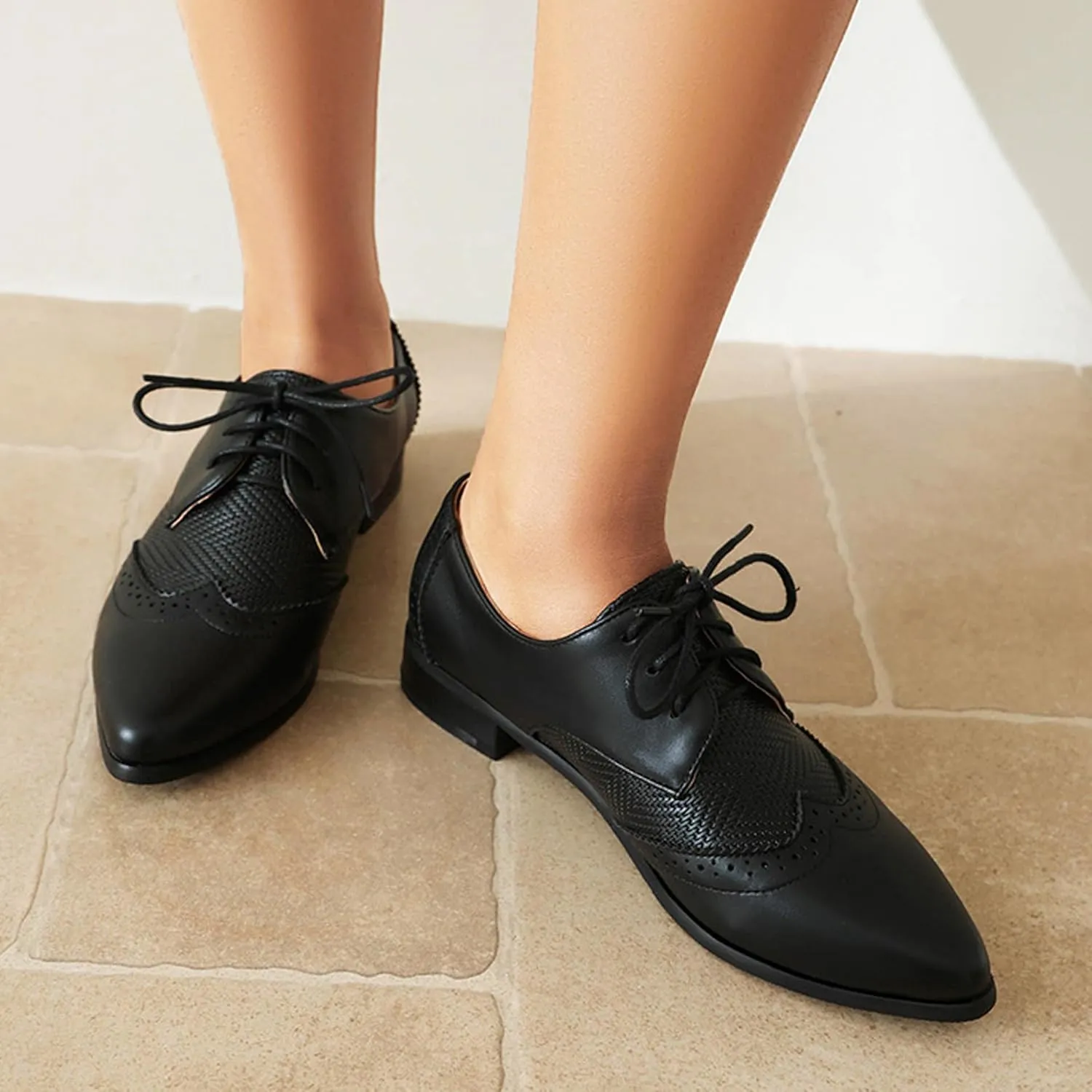 Women's Leather Comfortable Lace Up Low Heel Brogue Oxford Shoes Classic Retro Breathable Pointed Toe Low Top Business Dress Oxford Shoes for Wedding Work Date Party
