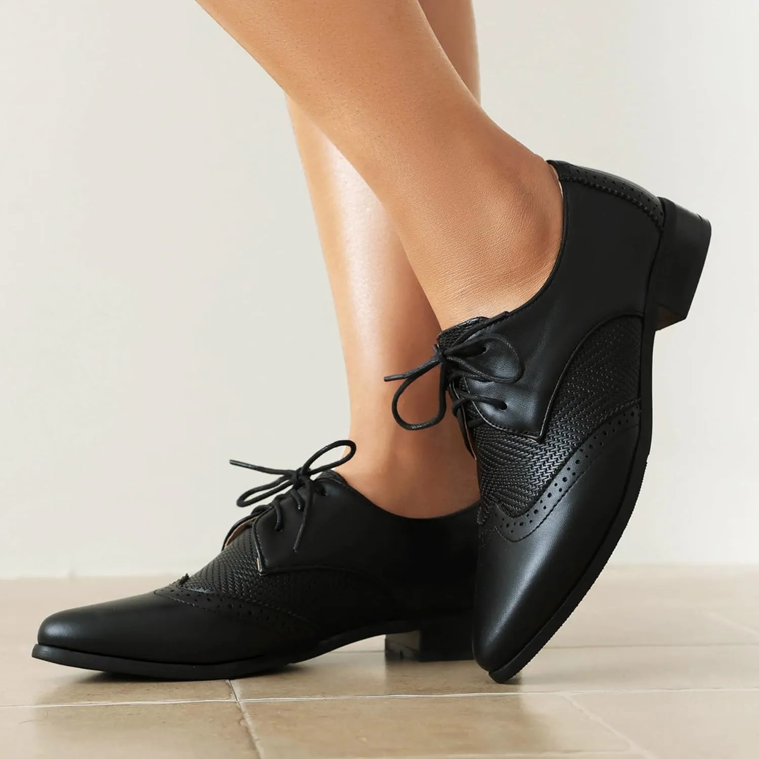 Women's Leather Comfortable Lace Up Low Heel Brogue Oxford Shoes Classic Retro Breathable Pointed Toe Low Top Business Dress Oxford Shoes for Wedding Work Date Party